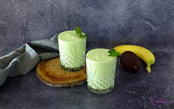 Avocado smoothie met banaan en sinaasappel