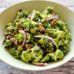 Broccolisalade met rode ui en amandelen