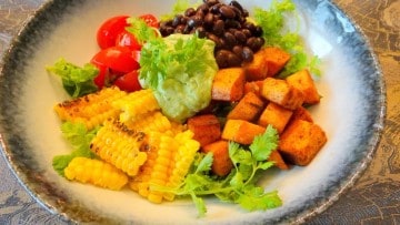 Zoete aardappelsalade met maïs en zwarte bonen