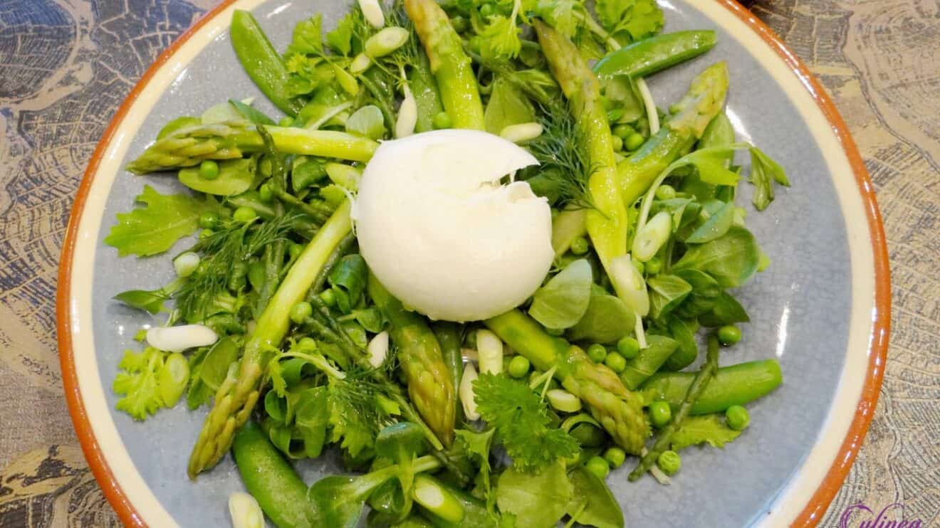 Groene voorjaarssalade met asperges