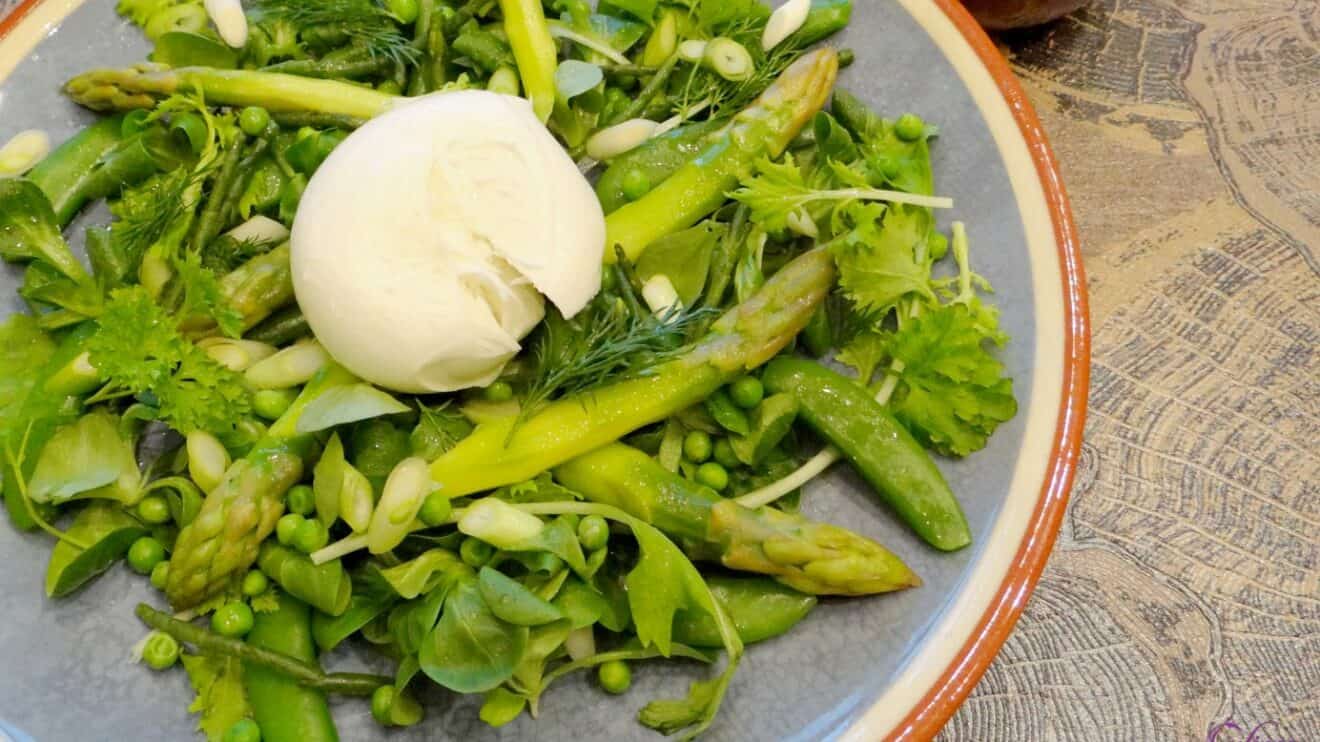 Groene voorjaarssalade met asperges