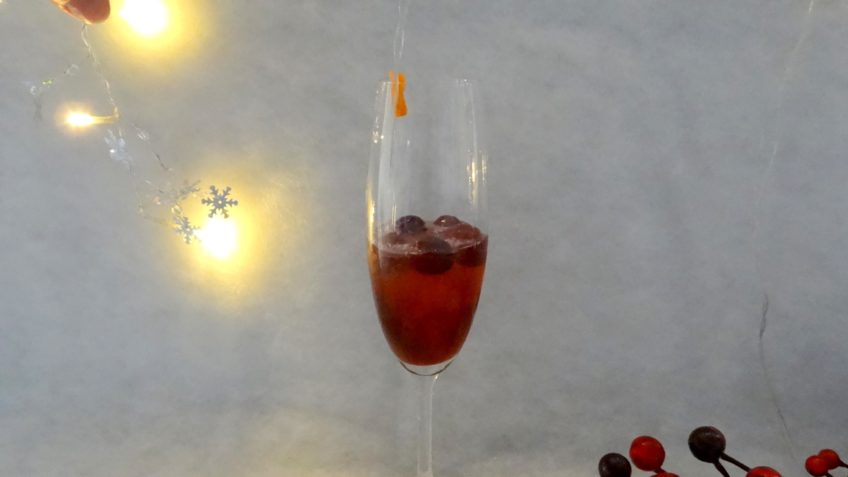 Kerstcocktail van cranberry's en champagne