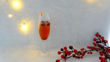Kerstcocktail van cranberry's en champagne