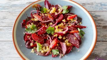 Rode salade met bietjes, bloedsinaasappel en linzen