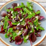Rode salade met peultjes en erwtjes