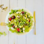 Salade van raapstelen en avocado