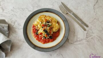 Bloemkool steaks met olijven en tomatensaus