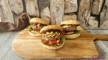 Pittige burgers met Srirachasaus