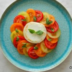 Salade gegrilde geitenkaas met tomaten