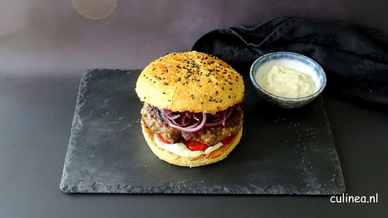 Hamburger met dragonmayonaise