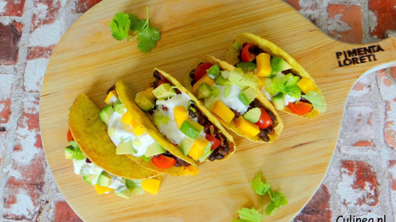 Taco's met bonen, avocado en mango