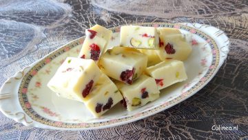 Witte chocolade fudge met pistache en cranberries