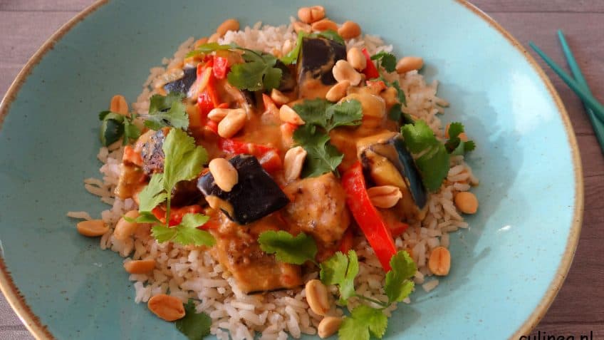 Aubergine curry met zilvervliesrijst