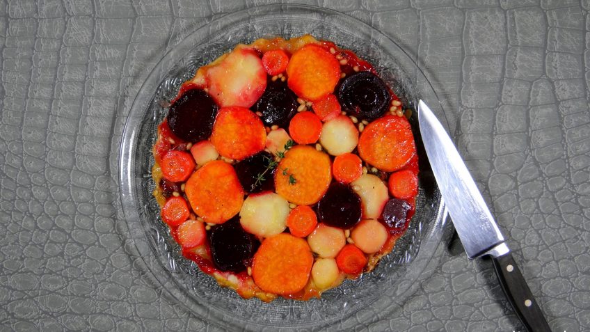 Tarte Tatin van wortel, zoete aardappel, pastinaak en biet