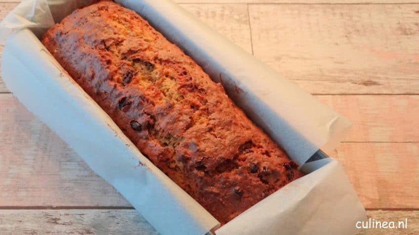 Zoete aardappelcake met rozijnen en pecannoten