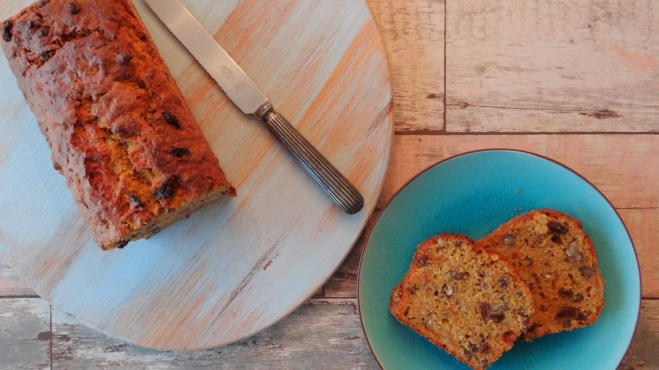 Zoete aardappelcake met rozijnen en pecannoten