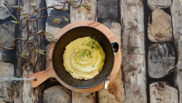 Groene hummus met koriander en spinaziepoeder