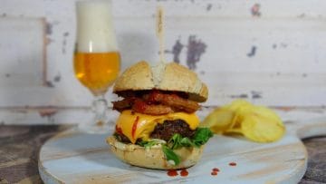 Mega cheeseburgers met gefrituurde uiringen