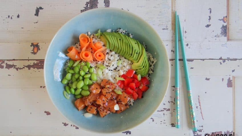 Poke bowl met zalm, bloemkoolrijst en sojabonen