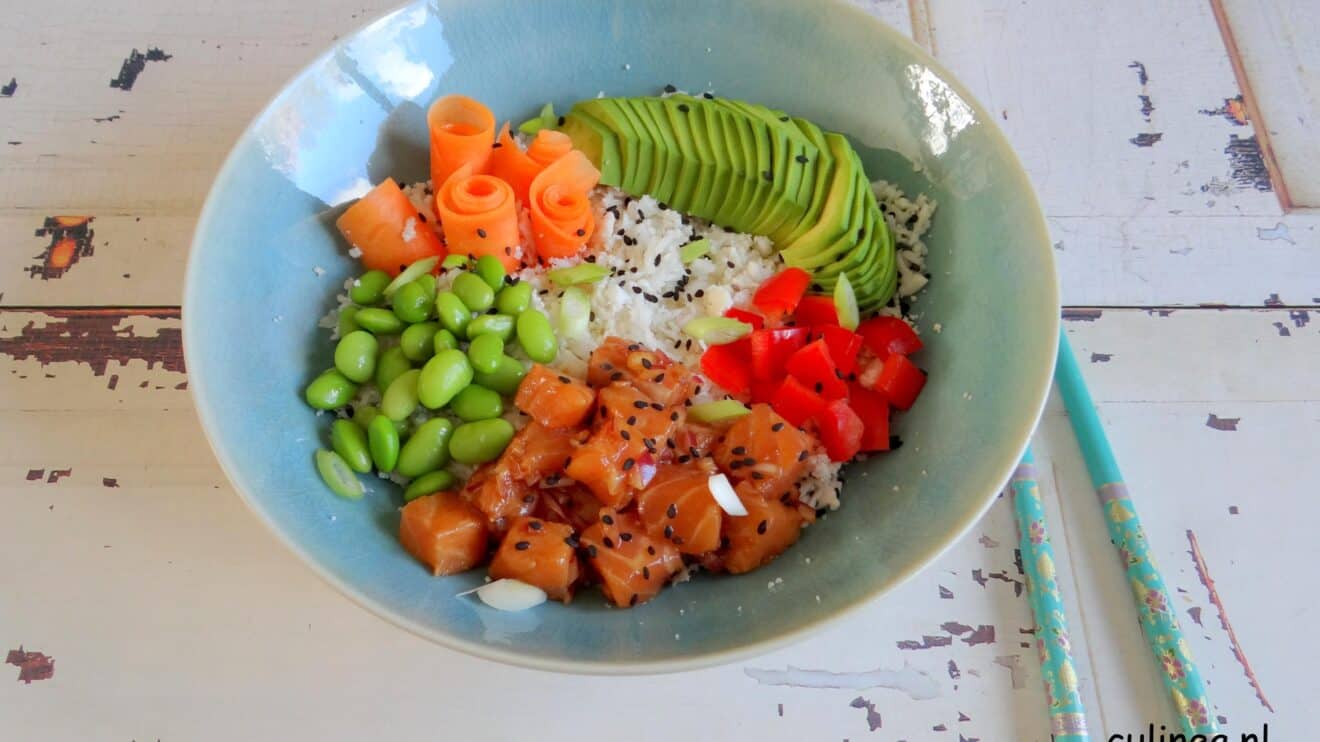 Poke bowl met zalm, bloemkoolrijst en sojabonen