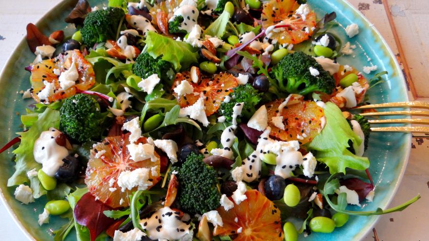 Salade van broccoli, bloedsinaasappel en feta