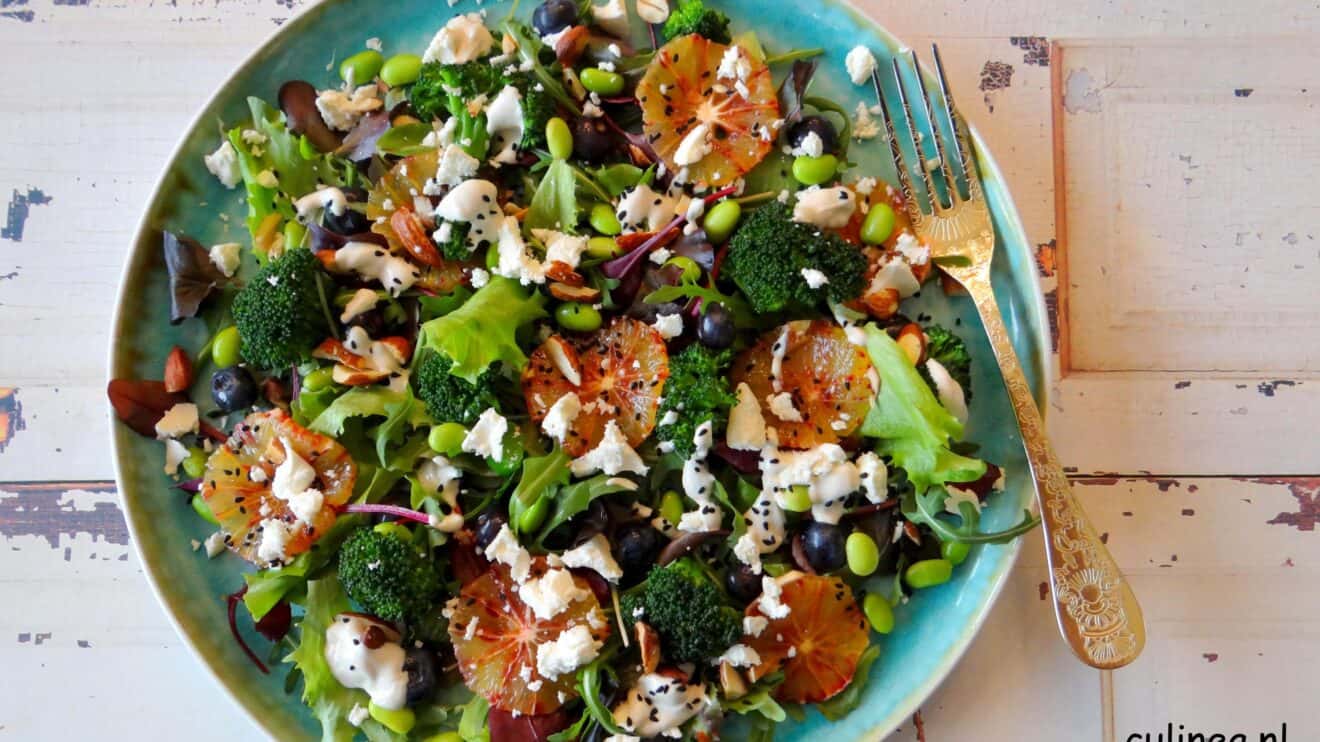 Salade van broccoli, bloedsinaasappel en feta