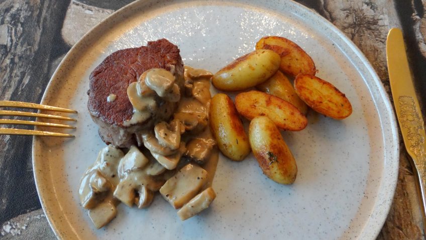 Biefstuk met champignonroomsaus en gebakken krieltjes