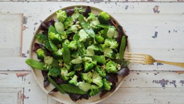 Broccoli en peultjes salade met green goddess dressing