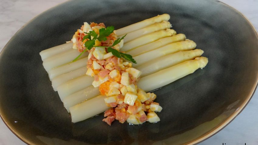 Asperges met ham, ei en botersaus