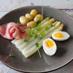 Klassieke asperges met krieltjes, ham en ei