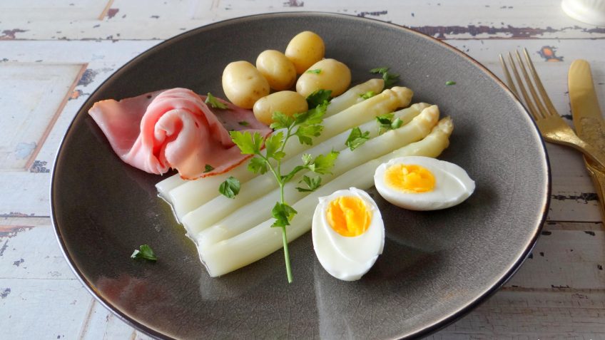 Klassieke asperges met krieltjes, ham en ei