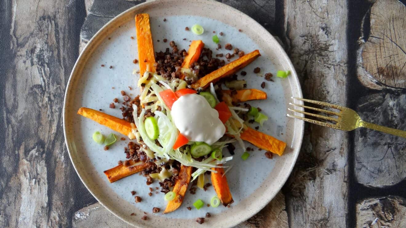 Vegetarische Kapsalon met zoete aardappelfrites