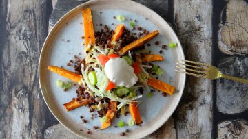 Vegetarische Kapsalon met zoete aardappelfrites