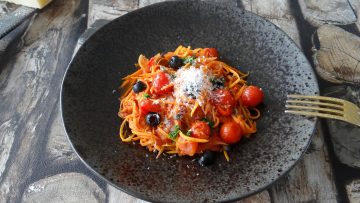 Zoete aardappelspaghetti met Puttanesca saus