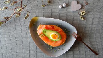 Bladerdeeg met gerookte zalm, avocado en ei