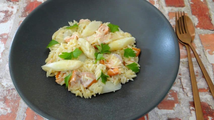 Orzo met asperges en gerookte zalm