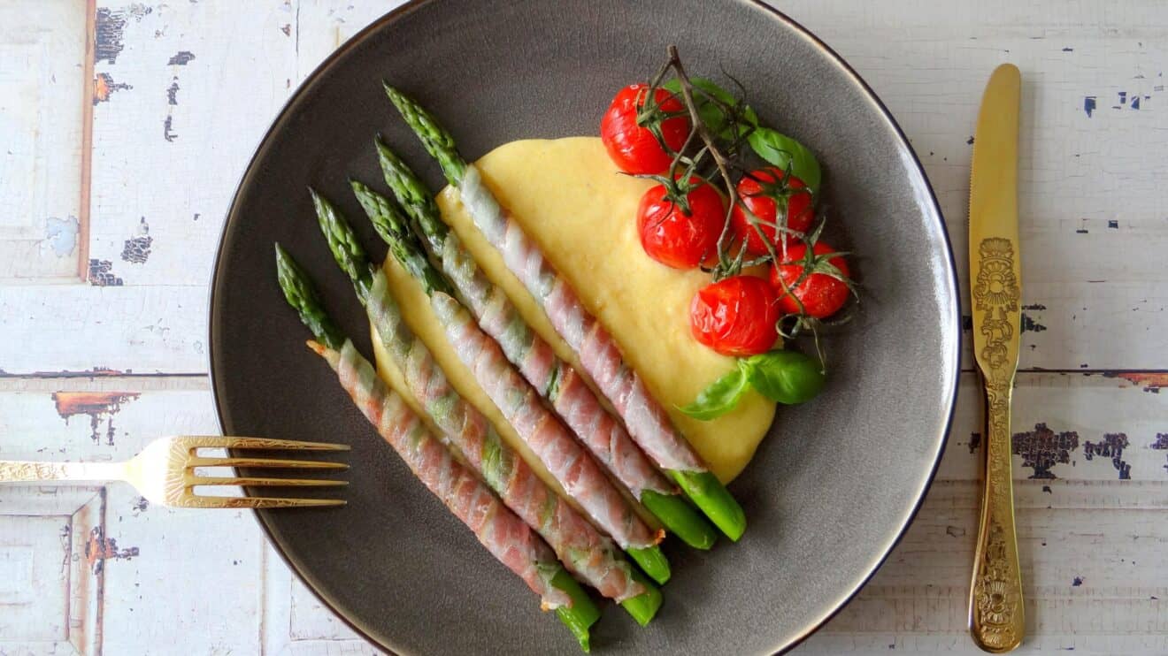 Polenta met asperges en tomaatjes uit de oven