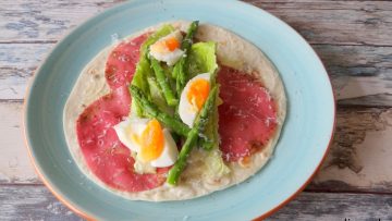 Wrap met groene aspergetips, pastrami en Caesar salade dressing