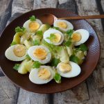 Aardappelsalade met ei en lente-ui