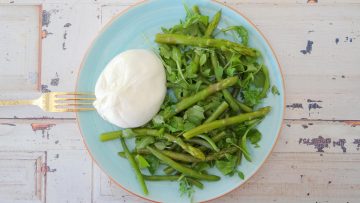 Salade met burrata, bonen en groene asperges