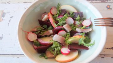 Haring rode bietsalade met appel en dille