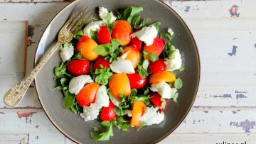Mozzarella, abrikoos en tomaatsalade
