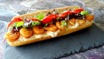 Po'Boy sandwich met garnalen en pittige saus