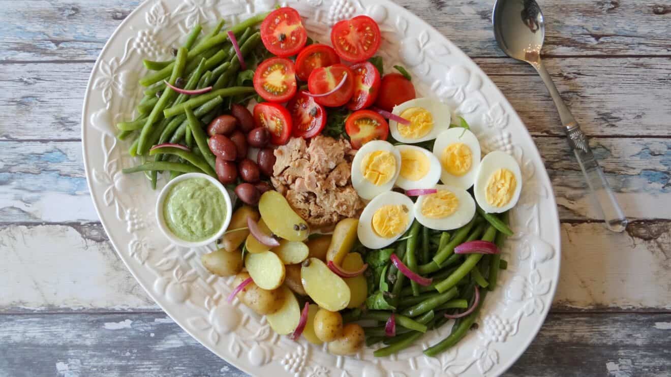 Salade Niçoise met romige basilicumdressing