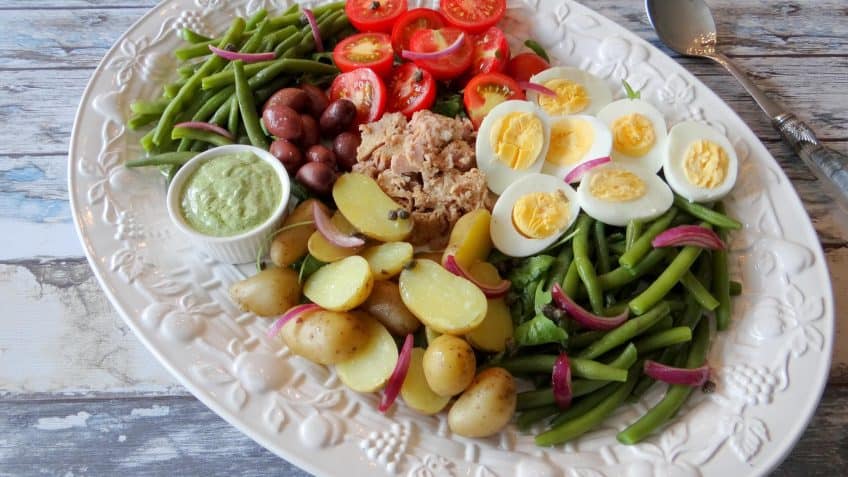 Salade Niçoise met romige basilicumdressing