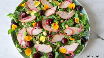 Salade met gerookte kip en kersen