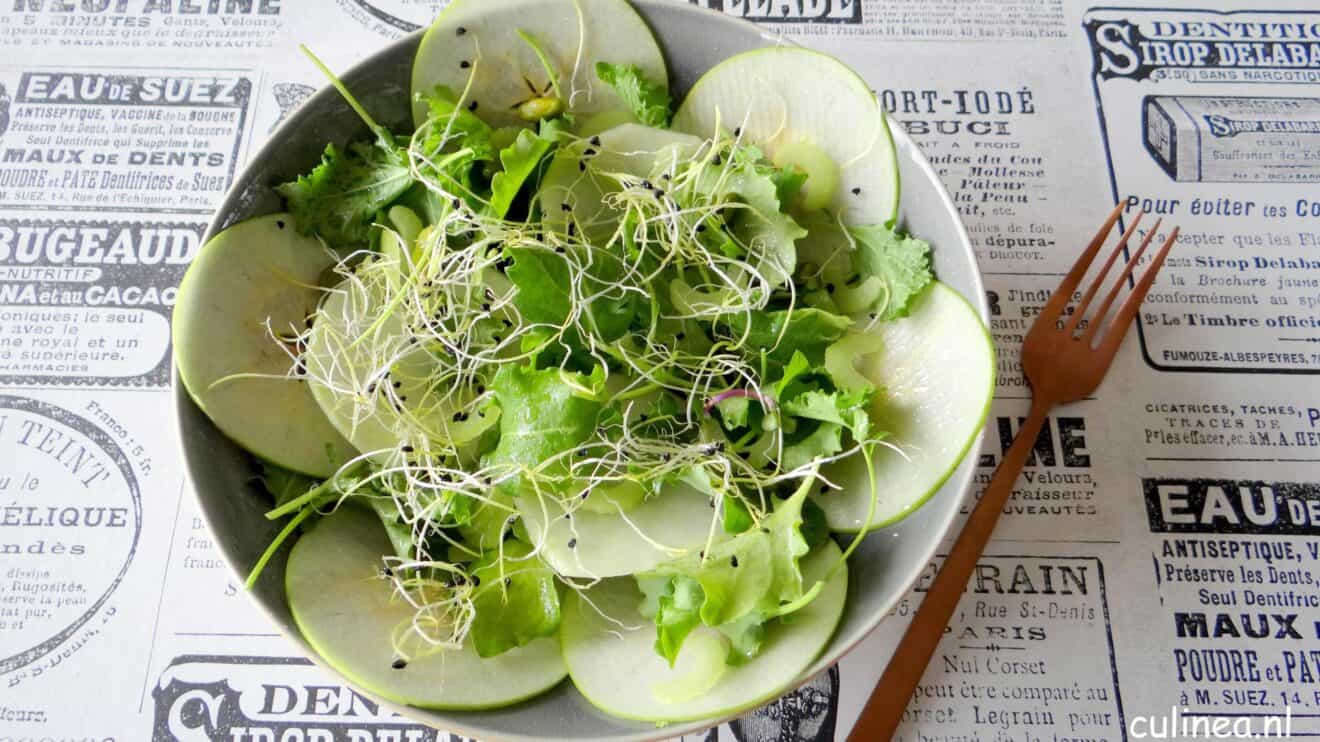 Salade met koolrabi, groene appel en baby boerenkool