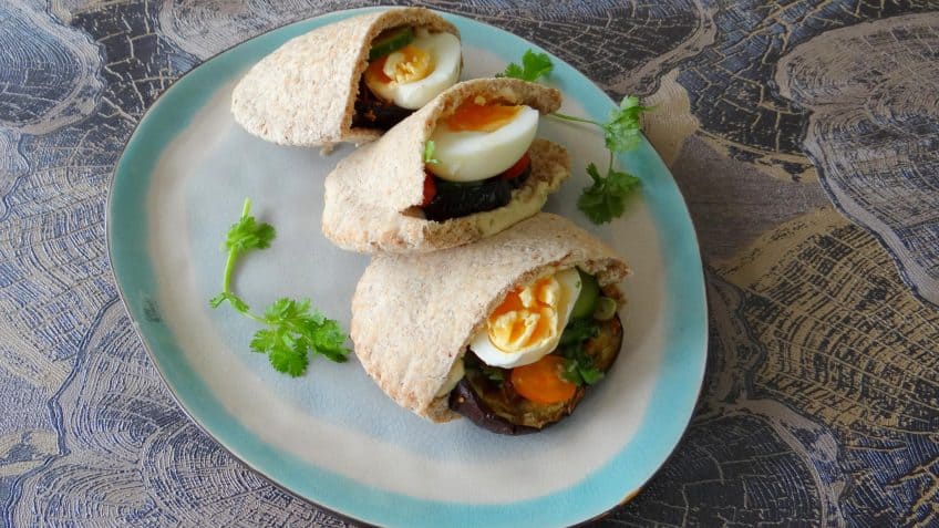 Pitabroodje gevuld met geroosterde aubergine