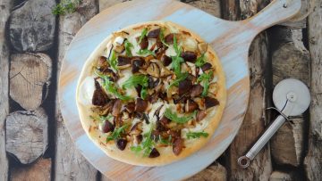 Pizza met mozzarella en shiitake