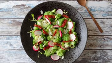 Romanesco salade met komkommer en radijsjes